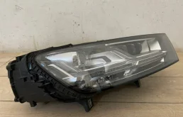 Фара правая для Audi Q7 2015 года на фотографиях