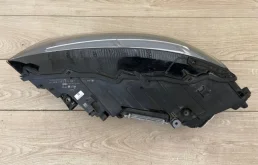 Фара правая для Audi Q7 2015 года на фотографиях