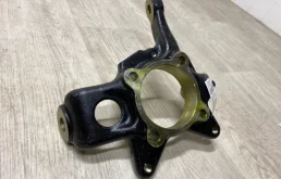 Кулак поворотный правый для Mitsubishi Pajero на фотографиях