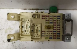 Блок предохранителей салона для Hyundai Solaris на фотографиях