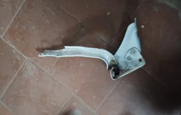 Петля капота правая для Audi Q7 2010 года на фотографиях