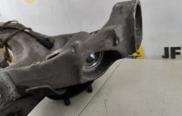 Кулак поворотный правый для Land Rover Range Rover на фотографиях