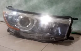 Фара правая для Toyota Highlander 2007 года на фотографиях