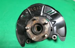 Кулак поворотный левый для Subaru Legacy 2005 года на фотографиях