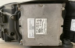 Фара ксенон левая для Volkswagen Touareg 2021 года на фотографиях