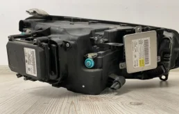 Фара ксенон левая для Volkswagen Touareg 2011 года на фотографиях