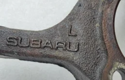 Кулак поворотный левый для Subaru Legacy 2013 года на фотографиях