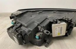 Фара ксенон левая для Volkswagen Touareg 2011 года на фотографиях