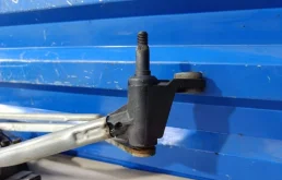 Трапеция стеклоочистителей для Renault Logan 2015 года на фотографиях