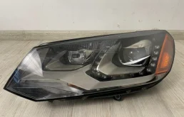 Фара ксенон левая для Volkswagen Touareg 2011 года на фотографиях