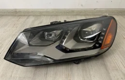 Фара ксенон левая для Volkswagen Touareg 2011 года на фотографиях