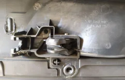 Уплотнитель передней правой двери для Skoda Rapid 2018 года на фотографиях