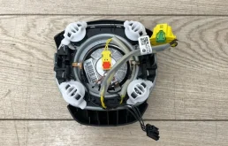 Подушка безопасности водителя для Volkswagen Touareg 2014 года на фотографиях