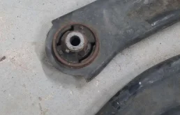 Рычаг передний левый нижний для Nissan Tiida на фотографиях