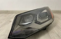 Фара ксенон левая для Volkswagen Touareg 2011 года на фотографиях